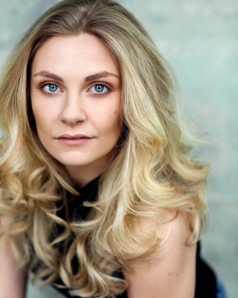 Headshot of Vicki Manser.